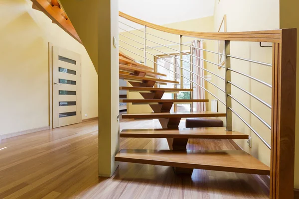 在一个宽敞的大厅里的木制楼梯 — 图库照片