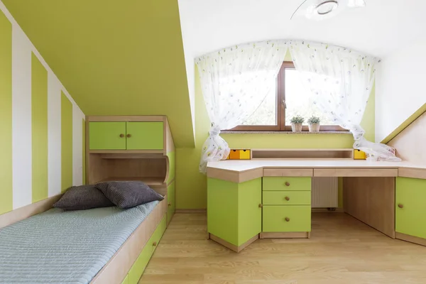 Unisex παιδικό δωμάτιο σε πράσινο χρώμα — Φωτογραφία Αρχείου