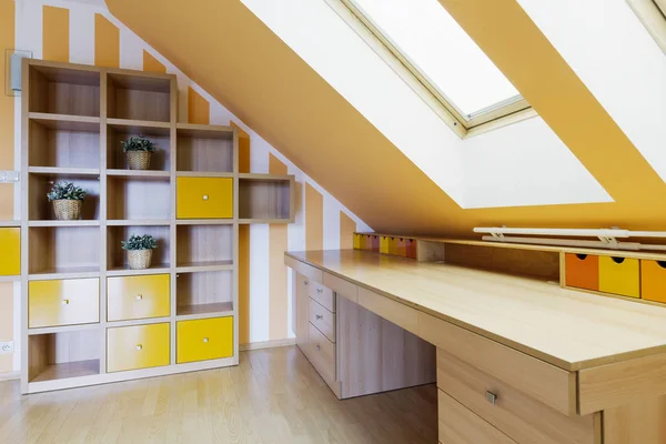 屋根裏部屋で黄色の事務室 — ストック写真