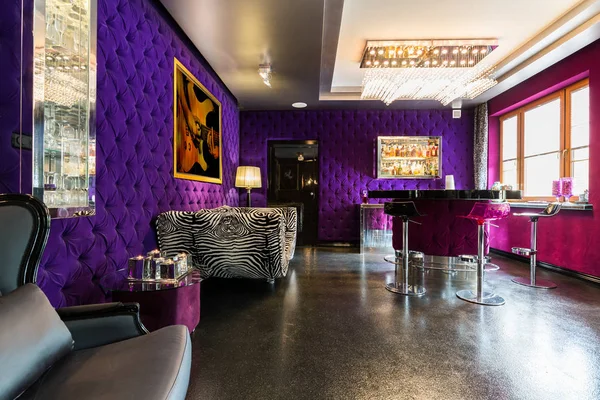 Moderne Wohnung mit gepolsterten violetten Wänden — Stockfoto