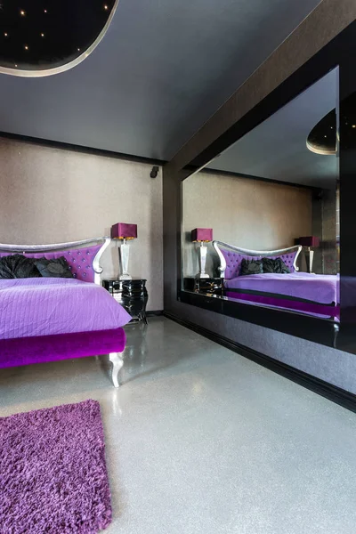 Ny design svart sovrum med stor spegel — Stockfoto