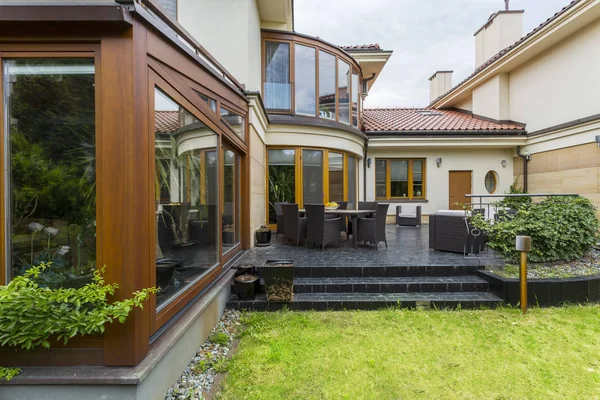 Elegancki villa taras z meblami ogrodowymi — Zdjęcie stockowe