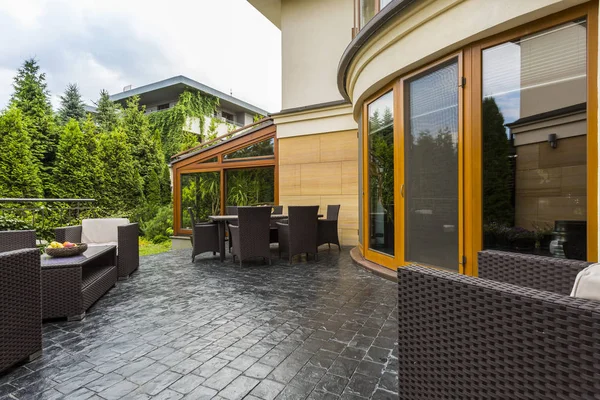 Elegante terraço quintal com mobiliário de vime — Fotografia de Stock
