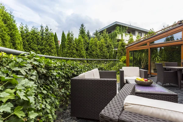 Terrasse umgeben von üppigem Garten — Stockfoto