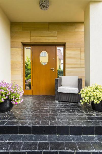 Entrada principal con grandes puertas de madera — Foto de Stock