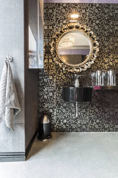 Kamar mandi dengan wallpaper pola, lantai berkilau — Stok Foto