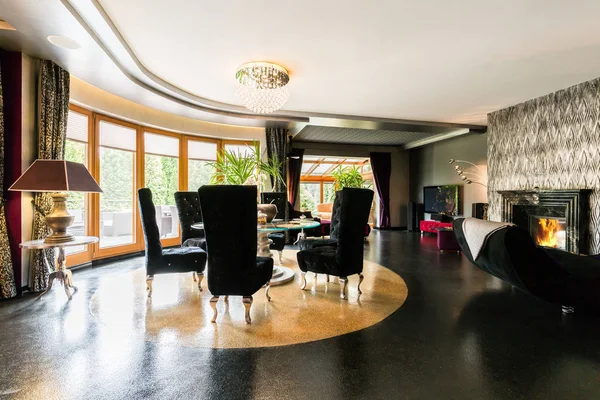 Modernes Villeninterieur mit funkelndem Boden — Stockfoto