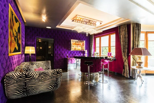 Moderní obývací pokoj s pohovkou zebra — Stock fotografie