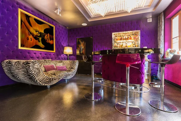紫の布張りの壁、広々 としたインテリア — ストック写真