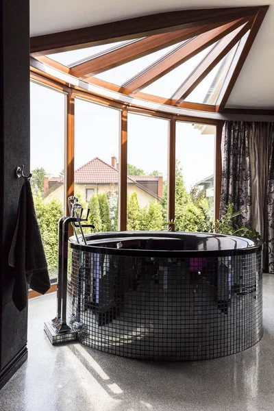 Badezimmer mit Fensterwand und schwarzem Whirlpool — Stockfoto