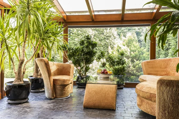 Amplia orangerie interior con muebles tapizados — Foto de Stock