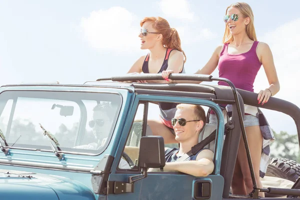 Amigos teniendo viaje en coche — Foto de Stock