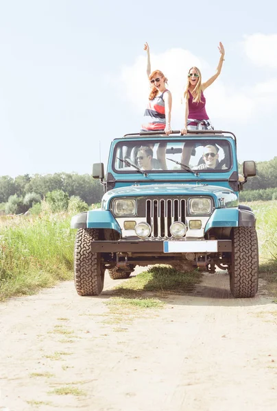 Meninas em veículo off-road — Fotografia de Stock