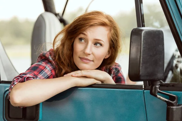 Beautiful woman in blue car — Stock Photo, Image