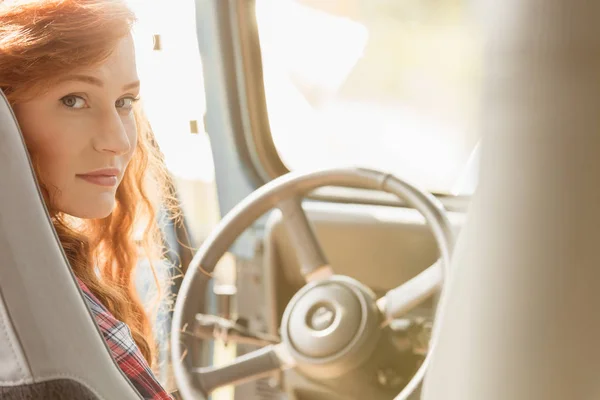 Junge Frau fährt Auto — Stockfoto