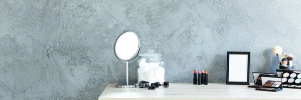 Grijze kamer met make-up tafel — Stockfoto