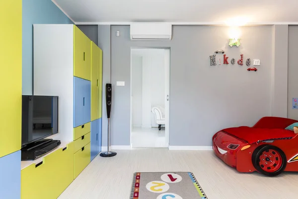 Kinderzimmer mit autoförmigem Bett — Stockfoto
