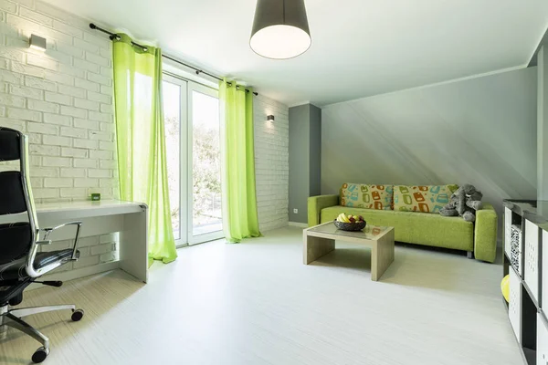 Habitación para adolescentes con sofá verde — Foto de Stock