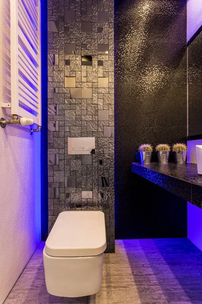 Baño oscuro iluminado con luces azules — Foto de Stock