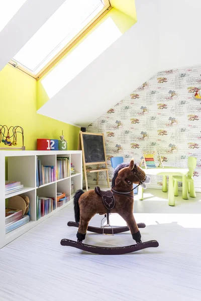 Linda habitación para niños con un caballo mecedora —  Fotos de Stock