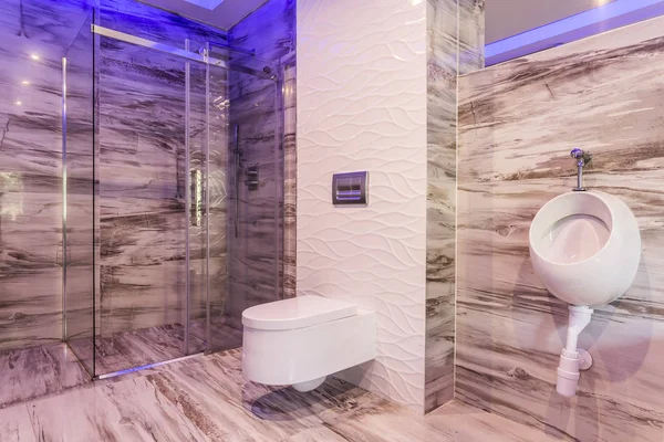 Badrum i marmor med glas duschvägg — Stockfoto