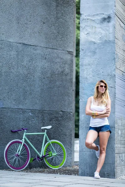 Hipster bisiklet ile uygun kız — Stok fotoğraf