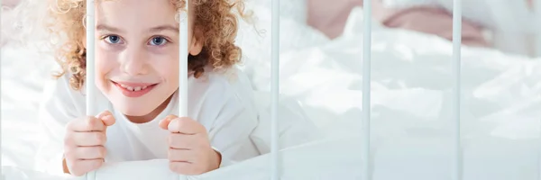 Yatakta oynarken küçük çocuk — Stok fotoğraf