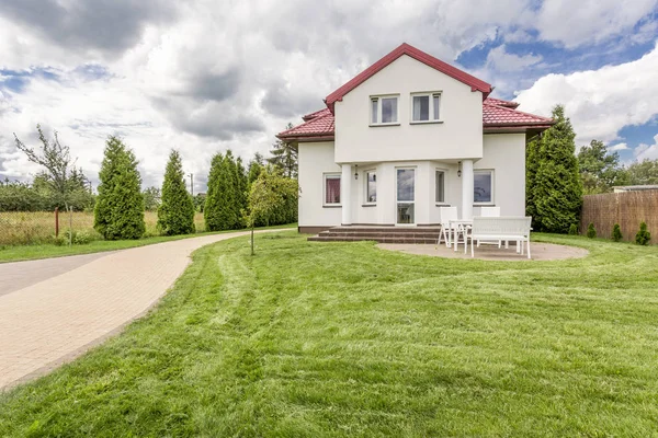 Casa bianca vicino alla natura — Foto Stock