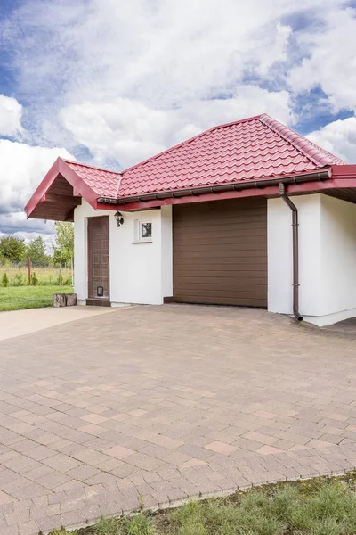 Camino de entrada de adoquines a una hermosa idea de casa — Foto de Stock