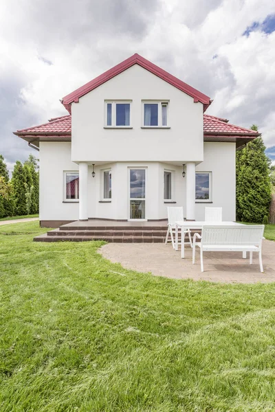 Haus mit Terrasse — Stockfoto