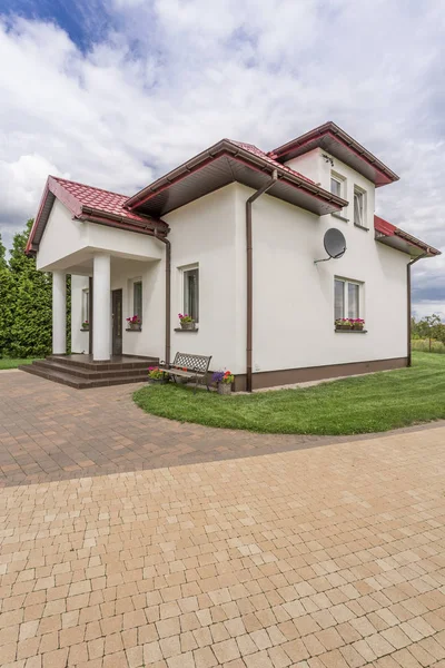 Villa ganki z brukowiec podjazd pomysł — Zdjęcie stockowe