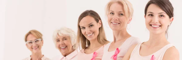 Donne in piedi in fila — Foto Stock