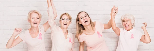 Lachende Frauen mit Brustkrebsbändern — Stockfoto