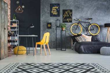 Düz sarı dekorlar ile