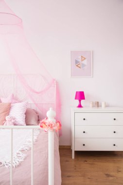 Komodin ve conopy yatak