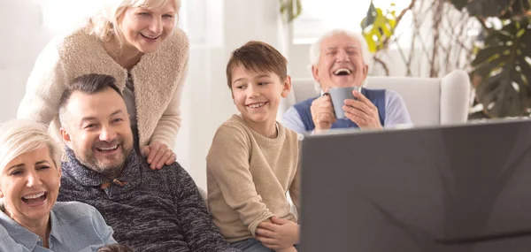Family watching TV together — Stock Photo, Image