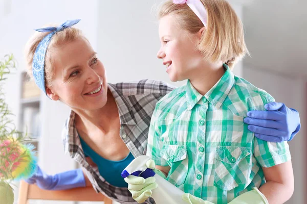 Mutter und Tochter putzen ihr Haus — Stockfoto
