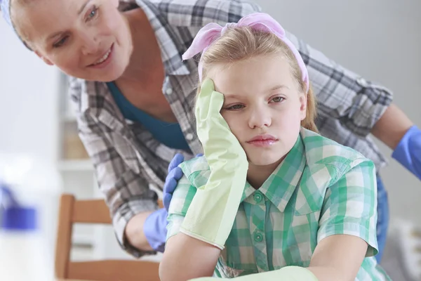 Mamma pratar med trött dotter — Stockfoto