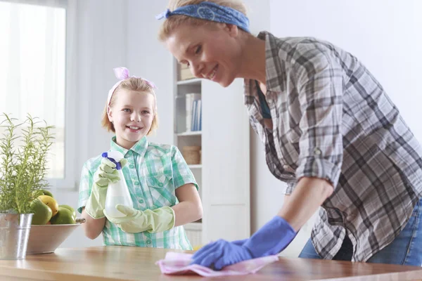 Frau putzt in der Küche — Stockfoto