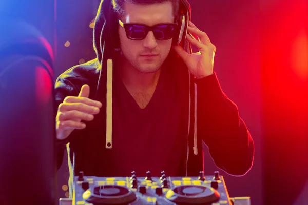 DJ spelar elektronisk musik — Stockfoto