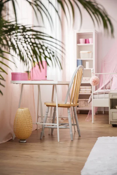 Quarto de menina com mesa — Fotografia de Stock