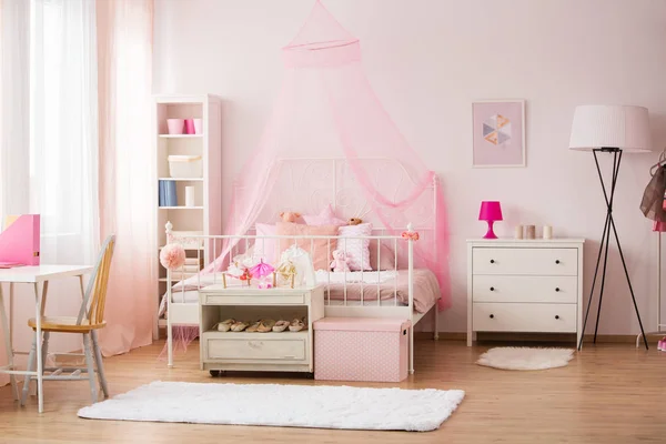 Quarto com decoração rosa — Fotografia de Stock