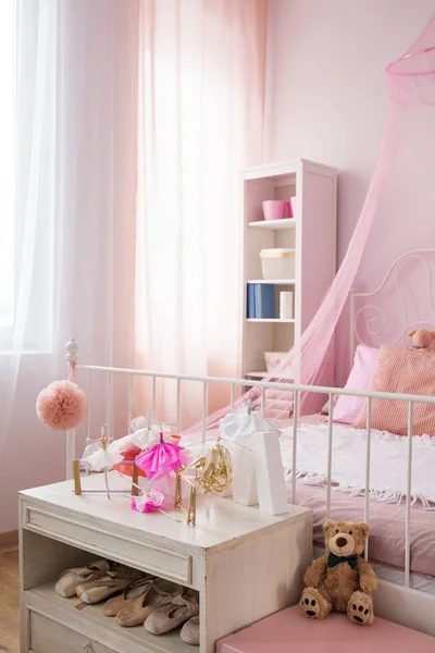 Dormitorio rosa de una chica — Foto de Stock