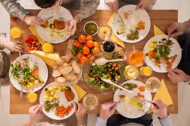 Семейное питание здоровое питание и уборка стола — стоковое видео