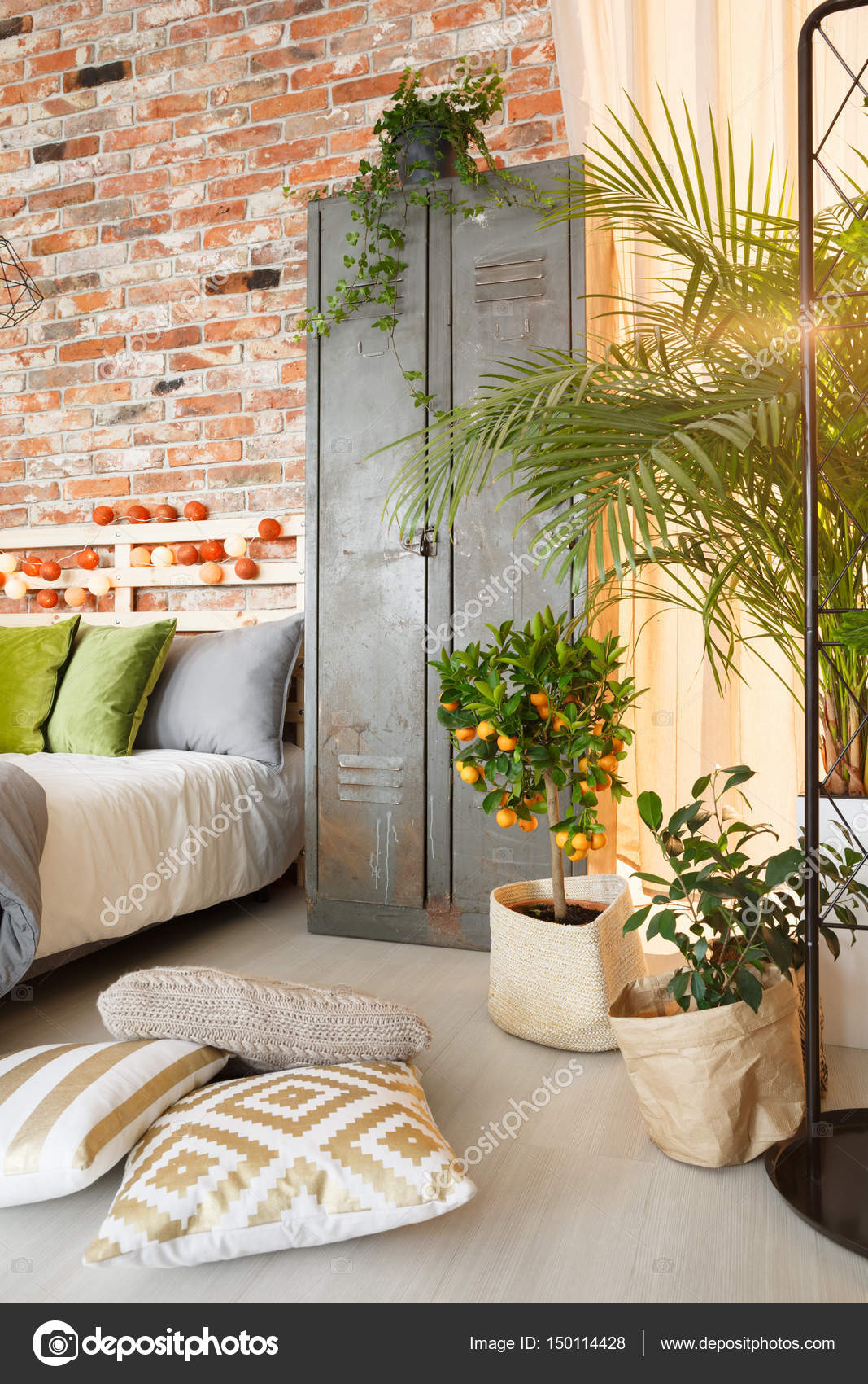 Locker en planten in de slaapkamer — Stockfoto © photographee.eu ... Locker en planten in de slaapkamer — Stockfoto © photographee.eu ...
