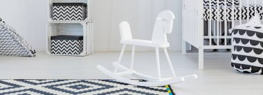 Beyaz ahşap sallanan at