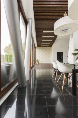 Veranda girişi ile yemek alanı