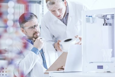 Bilim adamları laboratuarda veriyor