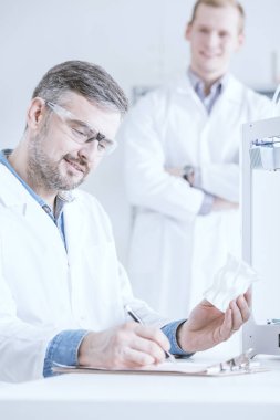 Bilim adamı not almak