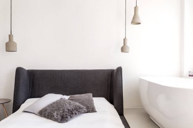 Minimalist yatak odasında banyo